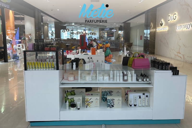 Makeup, bronzer mat, highlighter me shkelqim, blush roze, konturim i lehte, grim natyral, tan builder, teksture mendafshi, make-up profesional, pasqyre kompakte, produkte italiane, Metie Parfumerie.